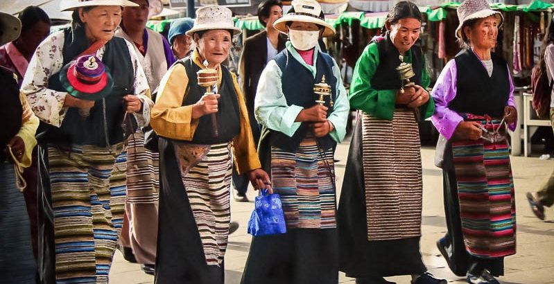 15_Women-spinning-handheld-prayers-wheels-in-Lhasa-Tibet-