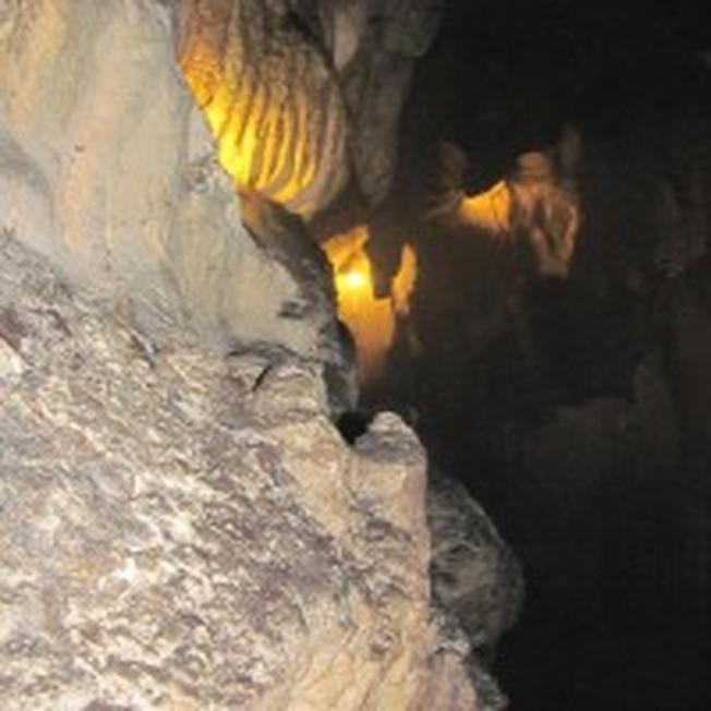 Nhũ thạch trong hang động Quan Âm
