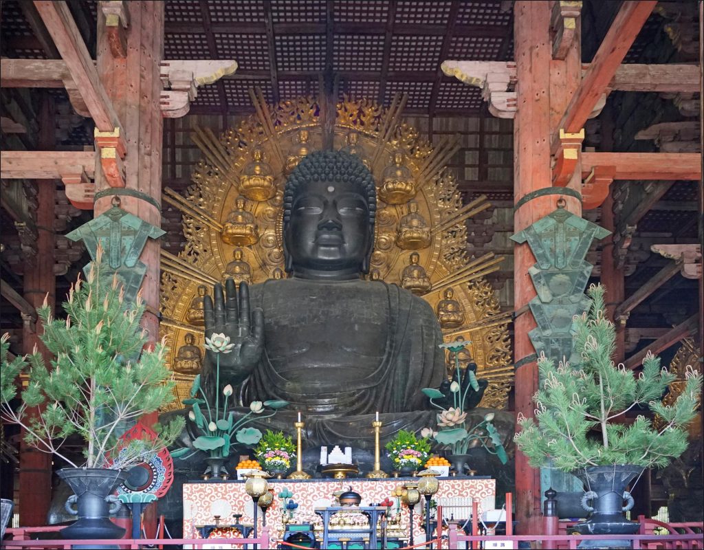 Bức tượng Daibutsu (Đại Phật) – bức tượng Phật bằng đồng mạ vàng lớn nhất thế giới – nằm trong một công trình làm hoàn toàn bằng gỗ – Daibutsu-den (Đại Phật Điện)
