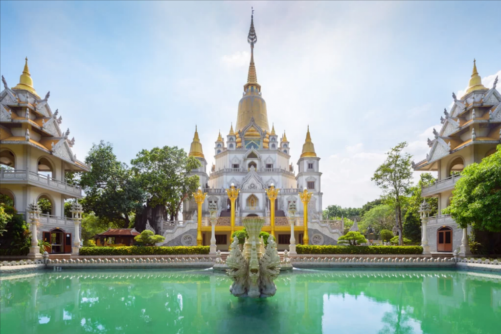 Chùa Bửu Long (tên thực là Thiền viện Tổ Đình Bửu Long) tọa lạc tại phường Long Bình (quận 9), cách trung tâm TP.HCM khoảng 20 km