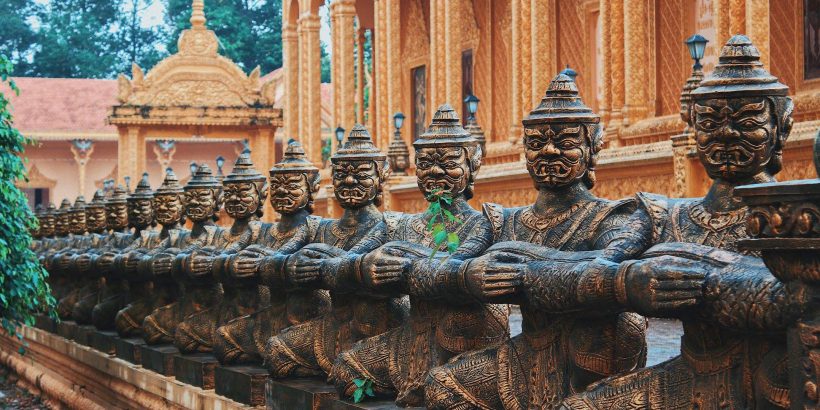 Hình tượng Chằn (Yeak) trong văn hóa Khmer được điêu khắc, chạm trổ tinh xảo và được đặt ở cửa chính diện.