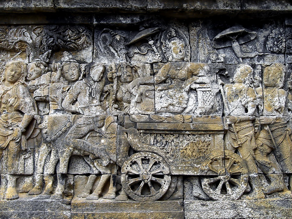 Các vách tường 6 tầng dưới của Borobudur đều được phủ kín phù điêu, chạm trổ rất công phu, mô tả về cuộc đời của đức Phật, các bồ tát và các anh hùng đã giác ngộ Phật pháp, cũng như các giáo lý của đạo Phật.