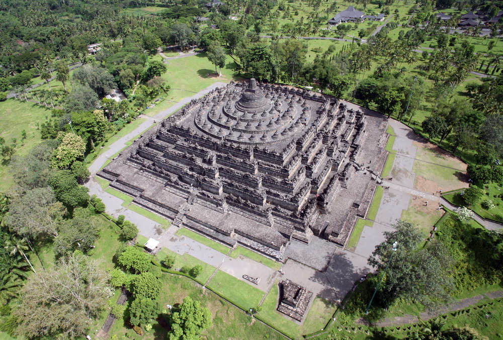 6 tầng dưới của Borobudur có bình đồ hình đa giác với 20 cạnh, trong khi 3 tầng trên có bình đồ hình tròn – là phần tinh túy nhất của công trình.