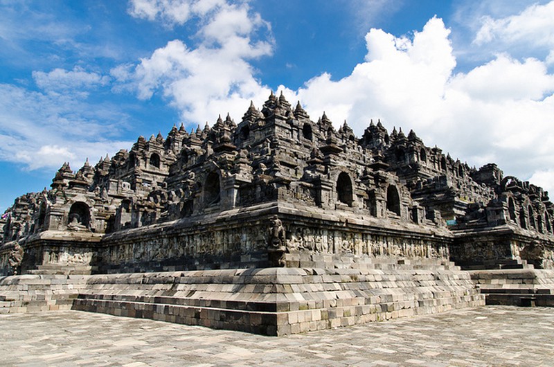 Nằm ở miền Trung đảo Java của Indonesia, Borobudur (Ba La Phù đồ) là một ngôi đền tháp Phật giáo khổng lồ nổi lên đột ngột giữa vùng lòng chảo, xung quanh là rừng rậm. Vào năm 2012, Tổ chức Kỷ lục thế Giới Guinness đã công nhận đây là công trình đền tháp Phật giáo lớn nhất thế giới.