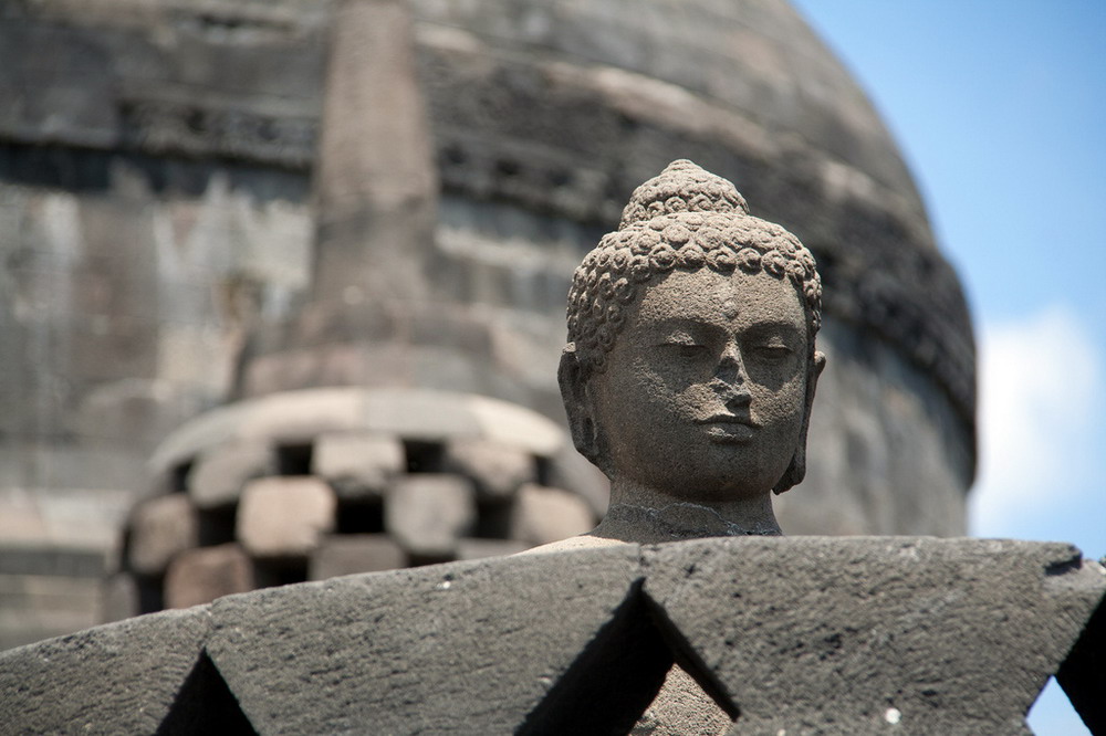 Vào năm 1970, chính phủ Indonesia phải kêu gọi UNESCO giúp đỡ để phục hồi toàn diện Borobudur. 600 nhà phục chế có tên tuổi trên thế giới đã tiến hành trùng tu lại ngôi đền trong suốt 12 năm trời và tiêu tốn mất 50 triệu đôla Mỹ.