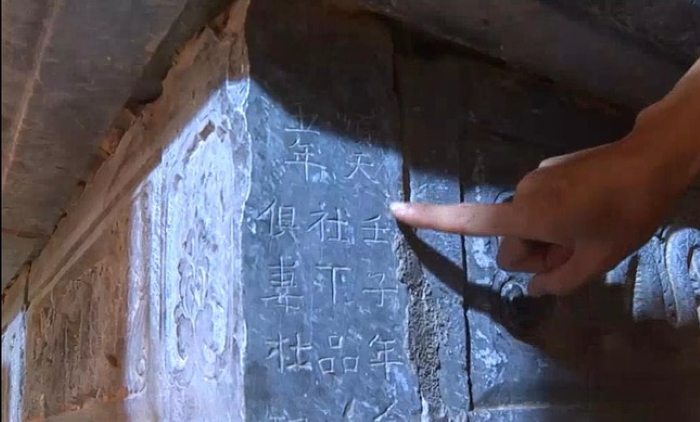 Ở một góc của hương án có khắc dòng chữ Hán "Thuận thiên ngũ niên, Nhâm tý niên .... ". Qua dòng chữ này, xác định được hương án được tạo ra từ năm Nhâm tý 1432, niên hiệu Thuận Thiên thứ 5 thời vua Lê Thái Tổ. Người tạo hương án và cung tiến vào chùa là ông Lưu Khụ, vợ là Đỗ Xú người Khám Lạng.