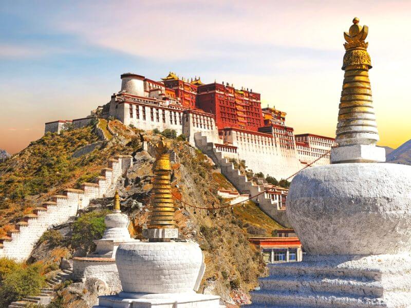 Ba công trình kiến trúc tiêu biểu là cung điện mùa đông Potala, đền Jokhang và cung điện mùa hè Norbulingka
