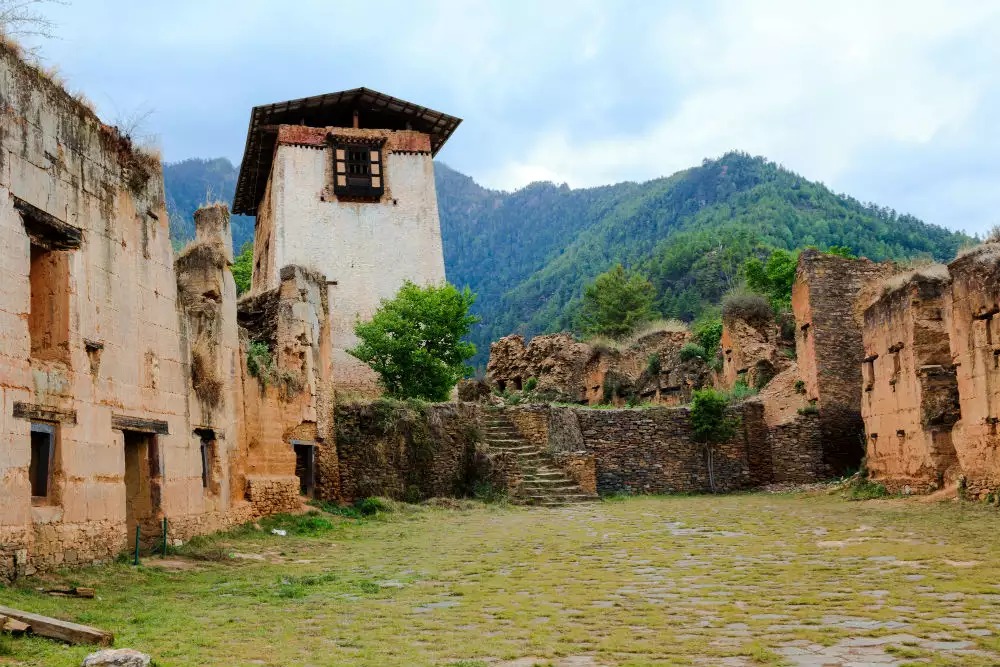 Pháo đài tu viện Drukgyel - một pháo đài nổi tiếng khác cũng nằm ở một ngọn đồi nhìn xuống thung lũng Paro nhằm canh phòng sự xâm nhập từ bên ngoài.