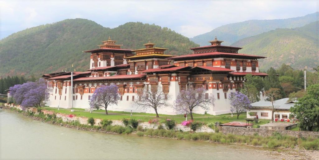 Pháo đài tu viện Wangdue Phodrang, được xây dựng trên một ngọn đồi nhìn xuống ngã ba sông Puna Chhu và sông Tang Chhu với mục đích ngăn chặn các cuộc xâm nhập bằng đường sông.