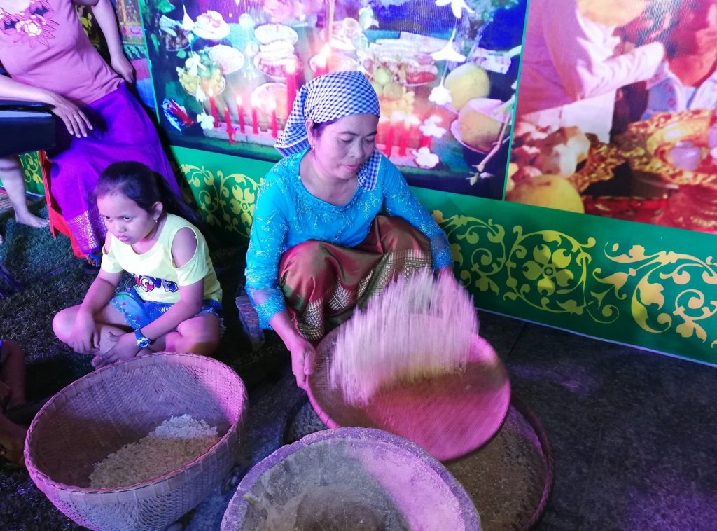 Bộ trang phục truyền thống trong lao động và sản xuất của phụ nữ Khmer