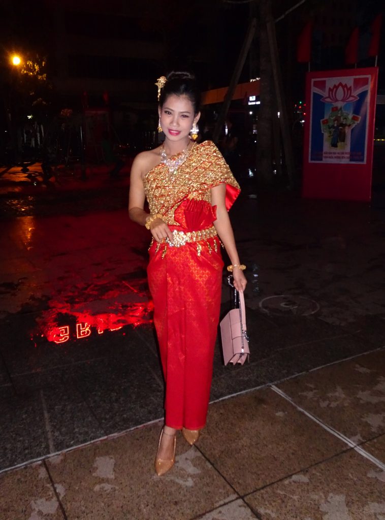 Nghệ sĩ Thạch Na Vy (diễn viên Đoàn Nghệ thuật Khmer Sóc Trăng) khoác lên mình trang phục truyền thống khá cầu kỳ và rực rỡ