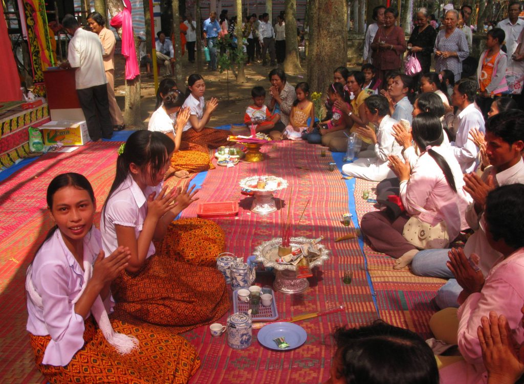 Những thiếu nữ Khmer trang phục truyền thống thực hiện nghi thức mừng lễ Sen Đôn ta