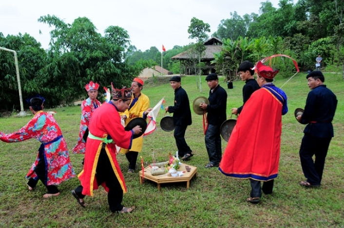 Nghi lễ dâng lễ vật mời Then xuống trần gian dự hội trong Lễ Cầu mùa của người Nùng tỉnh Lạng Sơn.