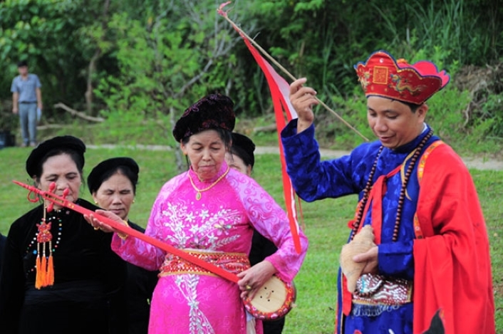 Các thầy biểu diễn hát Then trong Lễ Cầu mùa của người Nùng, tỉnh Lạng Sơn.