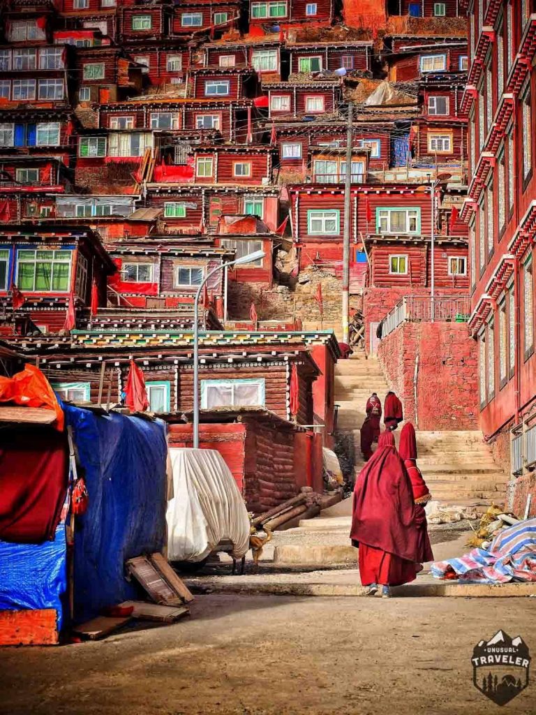 Những vị tăng ni, Phật tử trong trang phục mang sắc đỏ trầm mặc vẫn rảo bước trên các con đường nhỏ hẹp để tìm đến chốn liêng thiêng nơi Học viện.