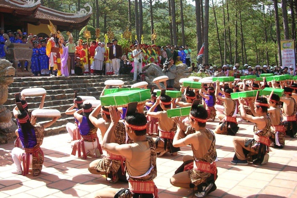 Giỗ tổ Hùng Vương diễn ra hằng năm với nhiều hoạt động lễ hội mang đậm bản sắc văn hóa dân tộc