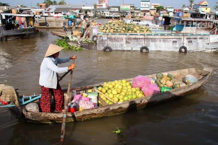 Đến chợ sớm, bạn sẽ thấy nhiều ghe nhỏ buôn bán tấp nập - Ảnh: Ngọc Viên Nguyễn