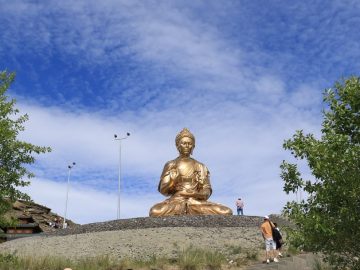 Du khách hành hương khám phá nét độc đáo của bức tượng Phật Thích Ca trên núi thiêng Beldir. (Ảnh: Trần Hiếu/TTXVN)