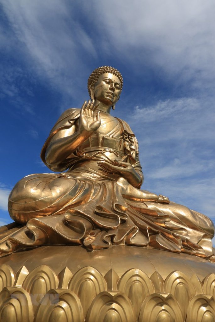 Bức tượng Phật Thích Ca cao 16 mét, nặng 26 tấn, phần đế tượng được thiết kế hình bông sen, được công nhận là bức tượng Phật cao nhất ở nước Nga. (Ảnh: Trần Hiếu/TTXVN)