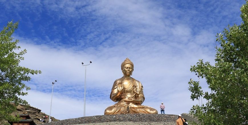 Du khách hành hương khám phá nét độc đáo của bức tượng Phật Thích Ca trên núi thiêng Beldir. (Ảnh: Trần Hiếu/TTXVN)