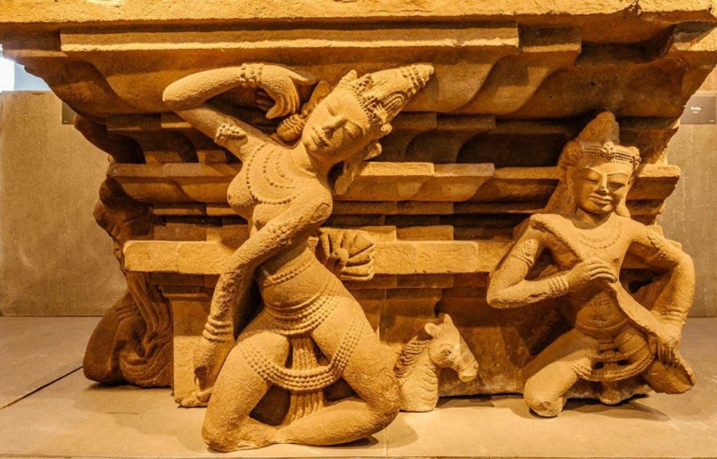 Vũ nữ Apsara qua bàn tay điêu khắc của nghệ nhân Chăm hiện ra với vẻ đẹp trinh nguyên.