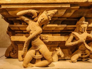 Vũ nữ Apsara qua bàn tay điêu khắc của nghệ nhân Chăm hiện ra với vẻ đẹp trinh nguyên.