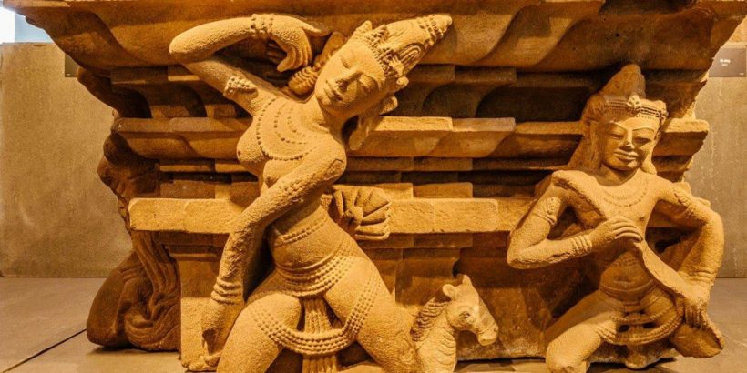 Vũ nữ Apsara qua bàn tay điêu khắc của nghệ nhân Chăm hiện ra với vẻ đẹp trinh nguyên.