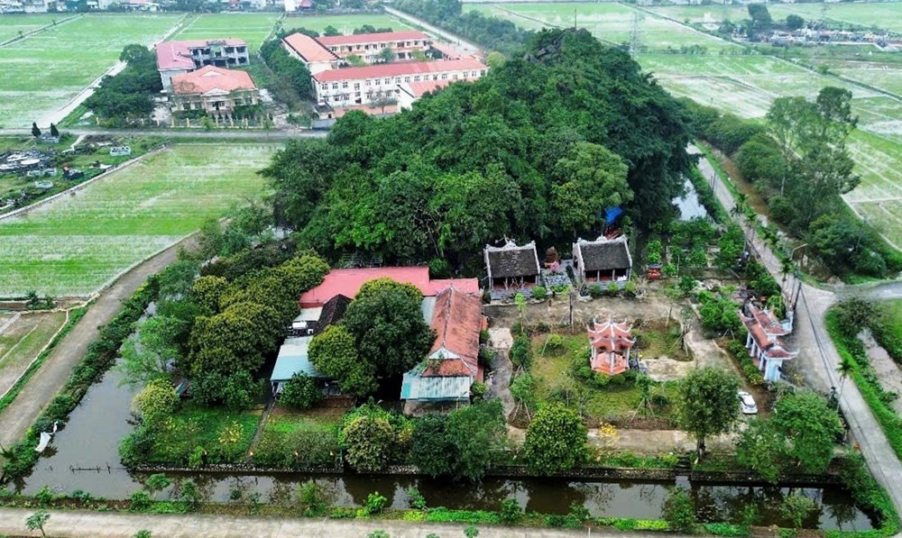 Chùa Phong Phú dưới chân núi Cô Phong, nơi lưu giữ bộ tranh khắc ma nhai 18 vị La Hán.