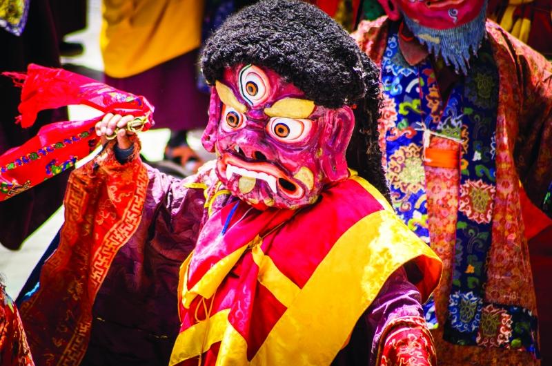 Guru Dorje Droloe hóa thân của Đức Liên Hoa Sinh chuyên hàng phục quỷ thần nào phá hoại Phật pháp. Ngài mang một chiếc mặt nạ uy mãnh màu đỏ với 3 mắt, tay Ngài trì giữ chày kim cương với một chiếc khăn khatag được buộc ở chuôi chày.
