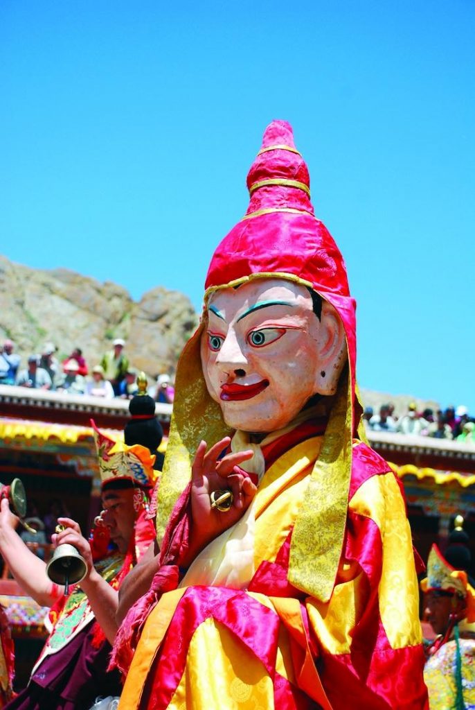 Guru Padmasambhava hóa thân của Đức Liên Hoa Sinh khoác trên mình y của tăng, mang mặt nạ trắng với mũ thiền trí. Ngài từ chối ngai vua nhưng ở lại nơi này ban truyền giáo pháp trong nhiều năm, giúp 100,000 người dân xứ Zahor đạt giác ngộ. Hồ nước nơi Ngài thị hiện thần thông được đặt tên là Tso Pema, nằm tại Ấn Độ,