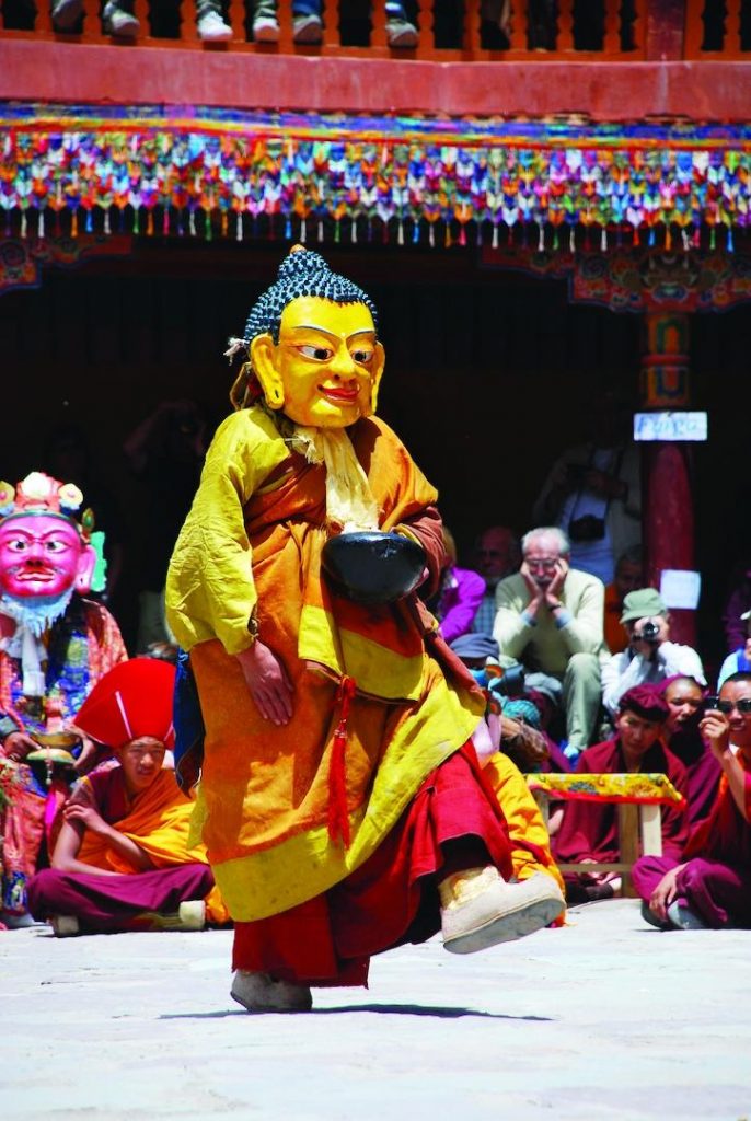 Guru Shakya Sengye hóa thân của Đức Liên Hoa Sinh với chiếc mặt nạ là diện của Đức Phật.