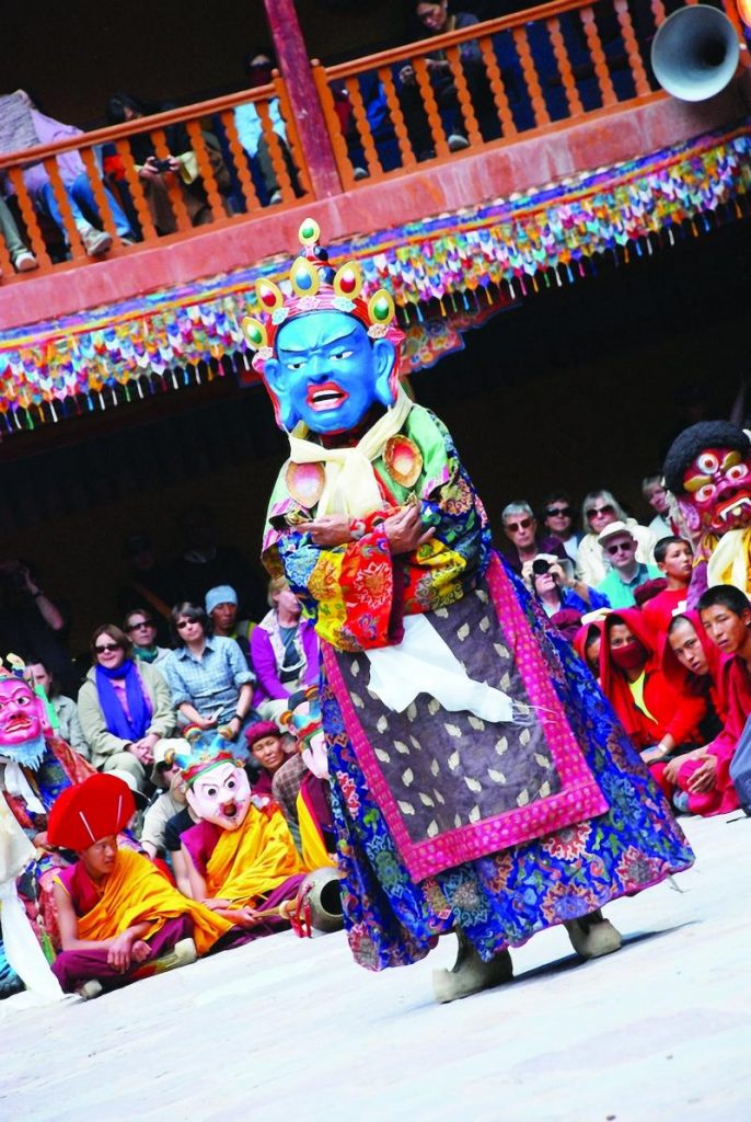 Hóa thân Guru Pema Jungney của Đức Liên Hoa Sinh mang mặt nạ xanh, đội vương miện Ngũ Trí hoặc 5 đầu lâu.