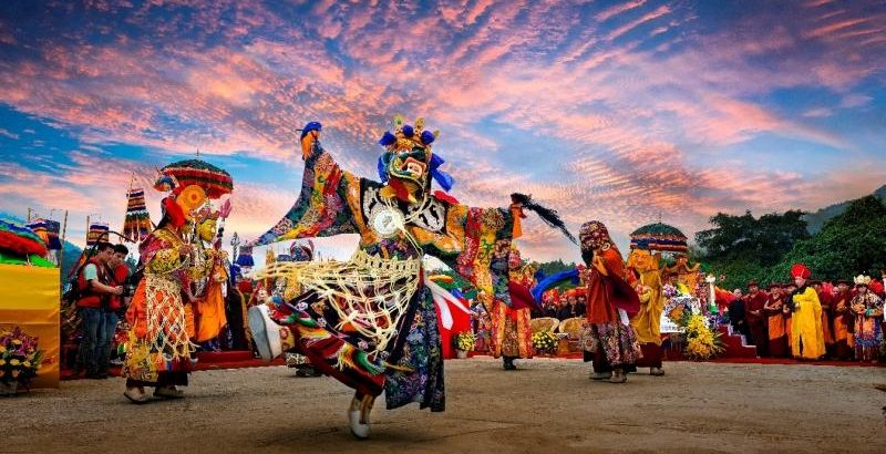 Từ Pháp thân, Đức Phật A Di Đà hóa hiện Báo thân là Đức Phật Quan Âm, và Hóa thân là Đức Liên Hoa Sinh. Vũ điệu triệu thỉnh 8 Hóa thân Đức Liên Hoa Sinh được phô diễn tại Đại Bảo Tháp Mandala Tây Thiên.