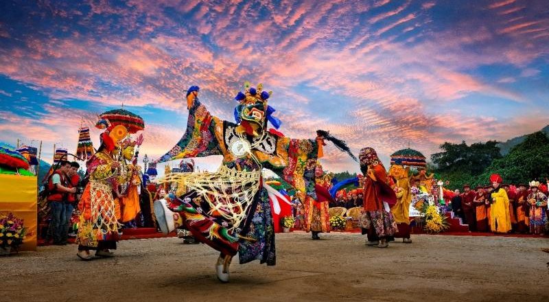 Từ Pháp thân, Đức Phật A Di Đà hóa hiện Báo thân là Đức Phật Quan Âm, và Hóa thân là Đức Liên Hoa Sinh. Vũ điệu triệu thỉnh 8 Hóa thân Đức Liên Hoa Sinh được phô diễn tại Đại Bảo Tháp Mandala Tây Thiên.